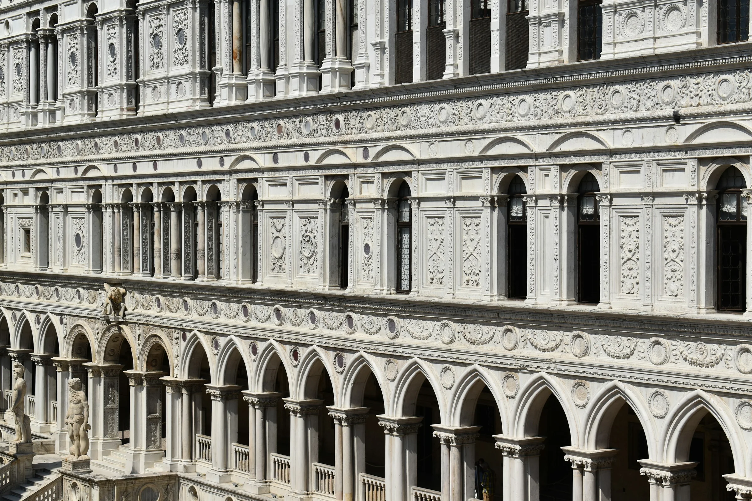 Arcadas de pedra clara de um palácio italiano