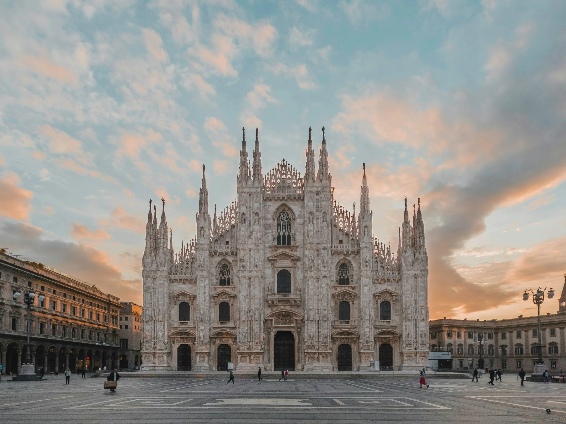 Catedral de Milão na praça do Duomo, ao fim da tarde